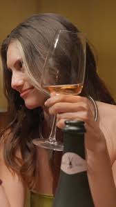 En nuestro delicado Chenin Dulce Natural, el elegante #ConejoVerde se viste  de azul, representando equilibrio, frescura y sabiduría que este vino  transmite. ¿Lo sumas a tu momento relax✨ de la semana? #conejoverdewines #