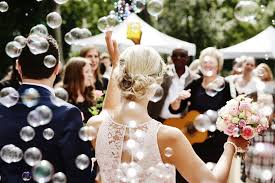 Mit einem schönen gedicht zur eisernen hochzeit können sie einen liebevollen beitrag zur feier der eiserne. Festliche Mode Fur Mollige So Machst Du Bei Einer Hochzeit Eine Gute Figur Beauty Tipps Net