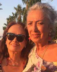 Ünlü şarkı sözü yazarı aysel gürel ile tercüman gazetesi muhabirlerinden vedat akın'nın (ebrem) kızıdır. Gojmkpukz7eljm