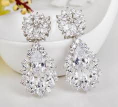 Car si on peut aisément se passer d'un collier, les boucles d'oreilles sont un accessoire indispensable qui viendra élégamment compléter votre tenue. Boucles D Oreilles De Mariage Diamantees Bijoux En Oxyde De Zirconium