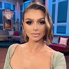 Samantha Saunders's Instagram, Twitter & Facebook