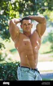 Einen männlichen Bodybuilder mit nacktem Oberkörper zeigt seine Muskeln  Stockfotografie - Alamy