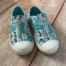Bring style and function to your footwear collection with beautiful shoes. Turquoise Floral Native Shoes 11