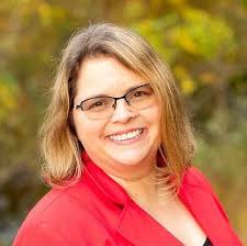 Murder in the Graveyard: Destination Murders Book 5