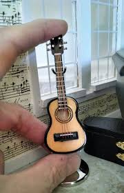 1 12th Scale Miniature Guitar Objets Maison De Poupee Instruments