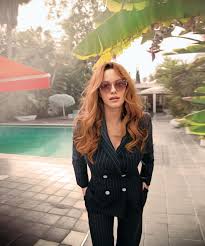 Christina hendricks ditched her natural blonde shade and went red at the age of 10. How Christina Hendricks Keeps Her Red Hair Shiny And Vibrant Glamour