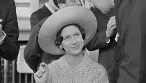 Im juli 1969 setzt die queen ihren ältesten sohn charles als prinz von wales und somit als thronfolger ein. Prinzessin Margaret 71 Trotz Rivalitat Fursorgliche Worte Uber Die Queen Bunte De