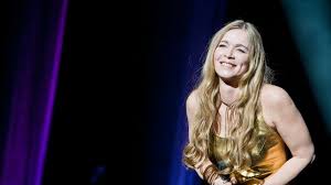 Elle y incarne la grande soeur de la Helene Rolles Helene Et Les Garcons Pour La Premiere Fois Elle Parle De Ses Enfants Magicmaman Com