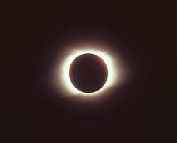 Un eclipse es un fenómeno astronómico donde la luz de un cuerpo celeste es bloqueada por otro de menor, igual o mayor tamaño. Datei Total Solar Eclipse Of March 9 1997 Jpg Wikipedia