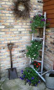 Spring Comes With The Most Beautiful Diy Flower Decorating Ideas For Your Garden And Yard Vintage Garden Decor Garden Deco Charming Garden