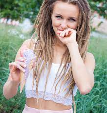 Dreadlocks The Only Guide You Ll Ever Need White Girl Dreads Dreadlocks Girl Dreads Girl