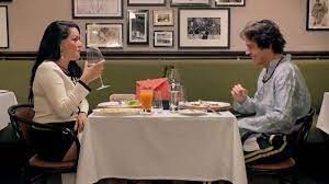 First Dates Los Aliens Arruinan La Cita De Romano Y Ana Leyendo revistas del corazon antiguas. first dates los aliens arruinan la