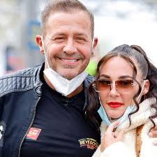 Die tochter zerstörte diverse gestecke. Alessia Herren Willi Herrens Tochter Demoliert Grabschmuck Und Atzt Gegen Ehefrau Jasmin Bunte De