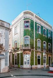 Portugal is the world's foremost manufacturer of cork and accounts for 53% of world production. Haus Mit Grunen Fliesen Und Kleinen Balkonen In Lagos Portugal Creative Commons Bilder