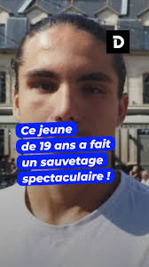 Il se sert d'un gyrophare pour arriver plus vite au bar !