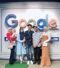 Dalam kejadian dipercayai berlaku antara jam 1 hingga 7 pagi itu, suspek dikatakan memecah masuk bilik simpanan emas dan wang di kedai berkenaan. Anak Kelate Sohor Di Youtube Syahmi Sazli Terima Anugerah Youtube Gold Play Button Media Hiburan