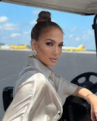 jlo on Twitter: "Outfit check ✔️ @delolalife @jlobeauty  https://t.co/EPm6KSc6pN" / Twitter