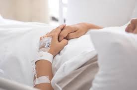 Petugas pemadam kebakaran menyelamatkan seorang pasien dari sebuah rumah sakit yang terbakar di miryang, korea selatan, 26 januari 2018. Ini Yang Terjadi Pada Seseorang Dalam Keadaan Koma