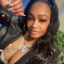 Dee Pena's Instagram, Twitter & Facebook