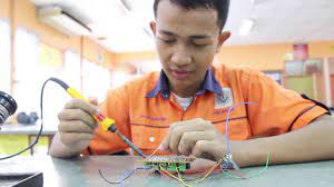Graduan kolej vokasional berpeluang untuk ke ipta, ipts, dan institut latihan kemahiran awam dan swasta, atau terus ke alam pekerjaan.selain itu, graduan program tvet mampu menguasai pengetahuan dan kemahiran praktikal dengan lebih baik berbanding graduan program akademik. Prog Tek Elektrik