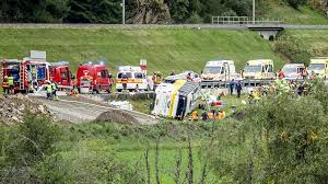 Polizei teilt mit: Fünf Tote nach Busunfall in der Schweiz — BILD
