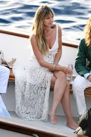 Nachdem heidi bereits bis nach rom gereist ist, um das perfekte hochzeitskleid zu finden, stand bei ihrem bräutigam am 29. Fashion Looks Der Style Von Heidi Klum Gala De