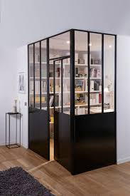 Un Bureau Cache Sans Vraiment L Etre Derriere Des Verrieres D Interieur Lapeyre Amenagement Maison Bureau Cache Interieur Maison