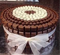 Tout Carre Et Tout Recouvert De Tablettes De Chocolat Ajoutez Des Ferrero Rocher Cakes Without Fondant Hershey Chocolate Cakes Chocolate Garnishes