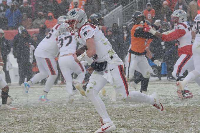 New England Patriots Drake Maye rushes past Broncos for AFC Championship