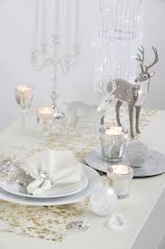 Gedeckter Weihnachtstisch Mit Silberakzenten Silber Hochzeitstag Bilder Hochzeitstag Geschenkideen Weihnachten Dekora In 2020 Christmas Table Decor Home Decor