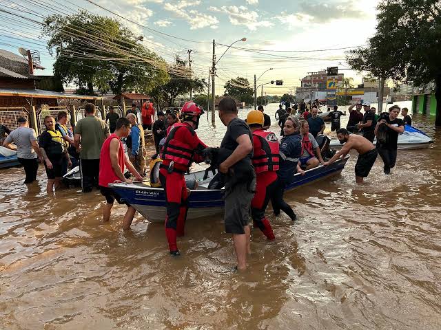 Itaipu cede ônibus para transporte de voluntários paranaenses ao Rio Grande do Sul