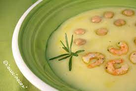 Per preparare la vellutata di patate e funghi porcini secchi per prima cosa sbucciate le patate e tagliatele a cubetti. Vellutata Di Patate Al Rosmarino Con Ceci E Gamberetti