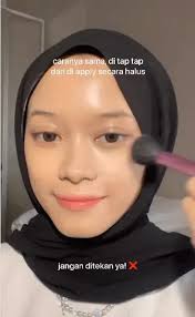 Bukan digeser, ini cara pakai loose powder yang tepat biar makeup tampak  natural