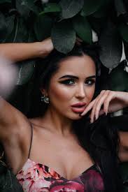 Una joven y bella morena posando entre densos matorrales de selva y selva.  Spa