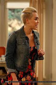 Miley In The Series Two And A Half Men 2 23 Celebrity Hairstyles Beautiful Haircuts Miley Cyrus