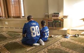 Sebagai panduan mengenai hukum sambutan hari ibu dan bapa, sila klik pada judul. Sejarah Dan Asal Usul Sambutan Hari Bapa Iluminasi