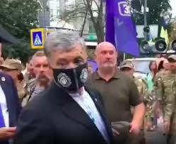 В киеве облили зеленкой бывшего президента украины петра порошенко. Azukd5zby0mxrm