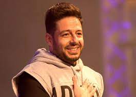 احتفل الفنان محمد حماقي بمرور 15 عاما على طرح ألبومه الأول خلينا نعيش، وتذكر مرور 15 عاما أصدر خلالها 7 ألبومات وحصل على العديد من وشارك حماقي مع جمهوره إطلالته الأولى في ألبوم خلينا نعيش ونشر عبر حسابه على موقع انستجرام صورة لغلاف الألبوم ومكتوب أسماء. Ù…Ø­Ù…Ø¯ Ø­Ù…Ø§Ù‚ÙŠ ÙŠØ·Ø±Ø­ Ø£Ø­Ø¯Ø« Ø£ØºØ§Ù†ÙŠÙ‡ Ø¹Ù„Ù‰ ÙŠÙˆØªÙŠÙˆØ¨