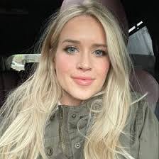 Amanda Wasik's Instagram, Twitter & Facebook