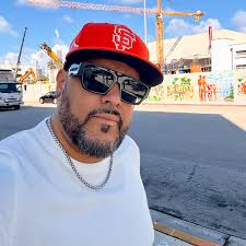 Grateful to live my passion and build with people who share the same fire.  The vision keeps growing — and so do we. 🌎💫 • • • #billboardslatinweek  #carlosxavier #carlosxaviermusic #miami #miamibeach