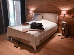 Die farbe schafft ein gefühl des wohlbehagens und der erholung. Schlafzimmer Einrichten So Schaffen Sie Mit Licht Farbe Und Deko Das Perfekte Zusammenspiel Wohnen