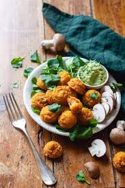 Boulettes De Patates Douce Et Quinoa Sauce Avocat Recette Recette De Plat Recette Et Boulette De Legumes