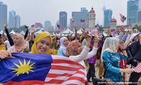 Tangan sorang bangsa cina & seorang bangsa india menyentuh darah yang mengalir dari seorang manusia bangsa melayu tidak dikenali memberi bantuan sehabis daya demi nyawa. Malaysiakini Kempen Semai Kebencian Dibawa Dalam Kehidupan Di Malaysia