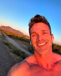 This weather is getting nice my friends!! ☀️ I haven't run for longer than  10 minutes (my morning ritual) in quite a while…but had to enjoy this  evening in the desert 🏜️