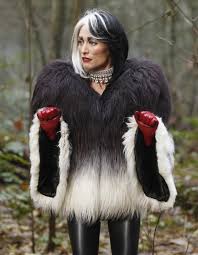Déguisement cruella dalmatien femme chic, robe style cruella des 101 dalmatiens élégante à porter seule ou à compléter avec une perruque noire costume déguisement dalmatien adulte femme deluxe, livré sur cintre. 1001 Idees De Deguisement Et Maquillage Diablesse Pour La Fete D Halloween