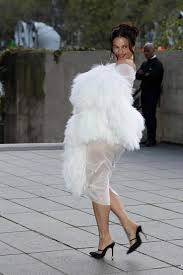 Rosalía Épate Paris: Robe Transparente et Audace Fashion!