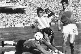 E' tuttora ricoverato con prognosi riservata all'ospedale di torrett. L Italien Paolo Rossi Heros Du Mondial 82 Est Mort A 64 Ans La Presse