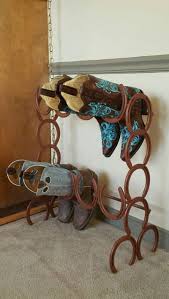 26 Rustic Horseshoe Home Decor Horseshoe Decor Horseshoe Crafts Projects Horseshoe Boot Rack