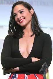 At age 18, she was crowned miss israel 2004. Gal Gadot Wikipedia A Enciclopedia Livre