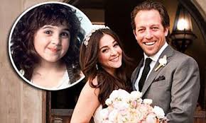 Curly sue 1991 year free hd. Curly Sue Star Alisan Porter Tweets Pictures Of Her Magical Wedding Daily Mail Online